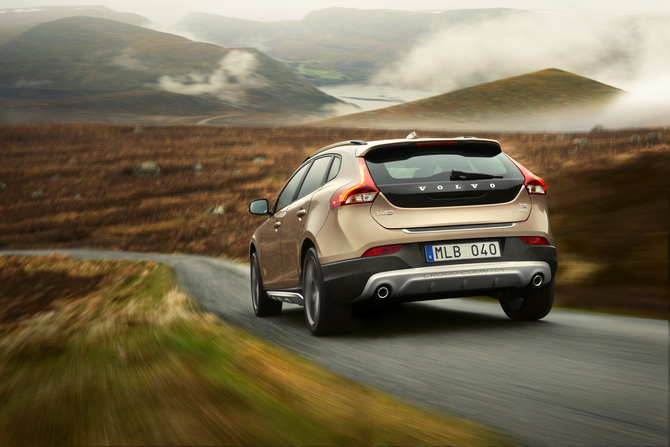 Volvo Lance La V40 Cross Country à Paris