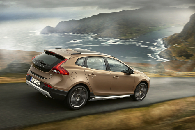 Volvo Lance La V40 Cross Country à Paris