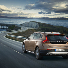 Volvo V40 Cross Country premiers in Paris