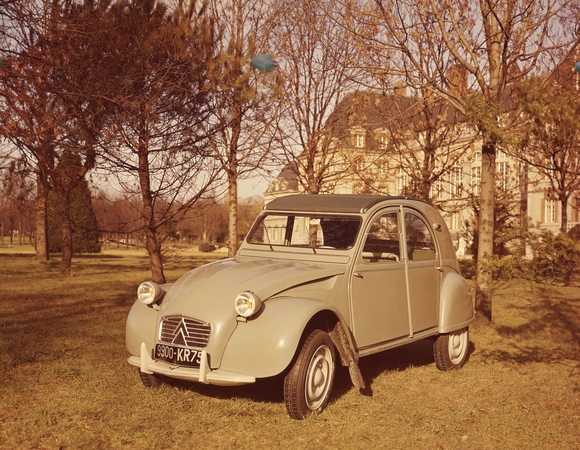 Worlds largest meeting of Citroen 2CVs