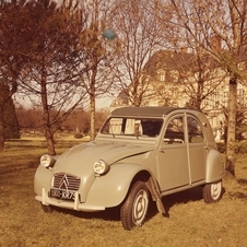 Worlds largest meeting of Citroen 2CVs