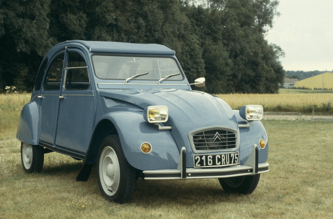 Worlds largest meeting of Citroen 2CVs