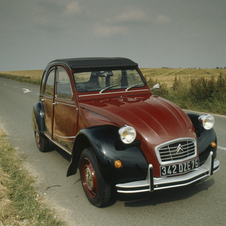 Worlds largest meeting of Citroen 2CVs