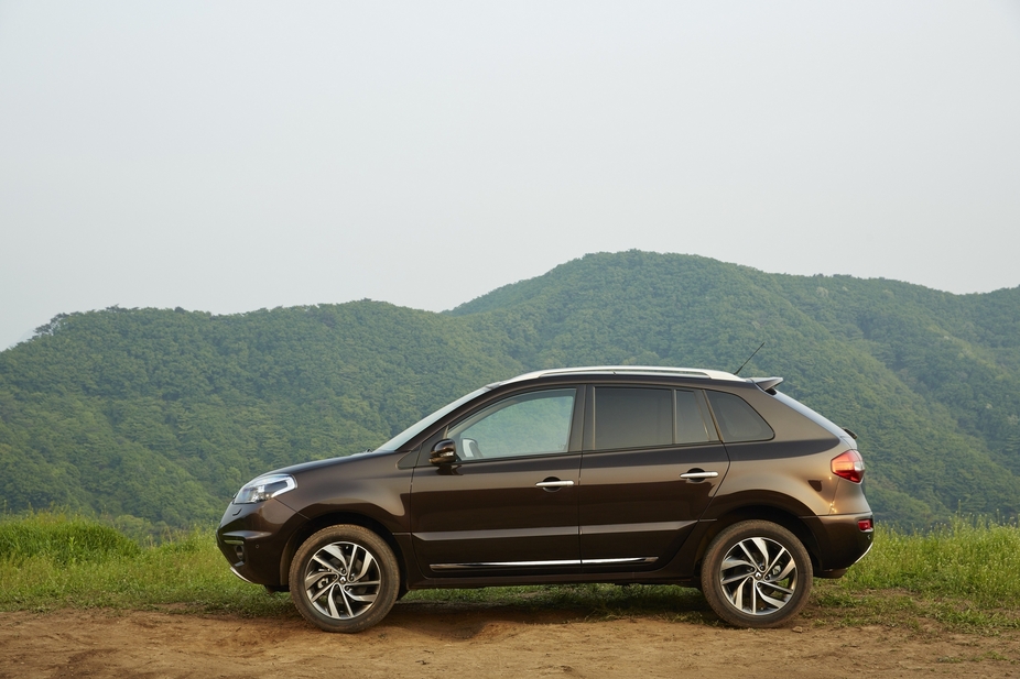 The Koleos looks like a fairly standard compact crossover