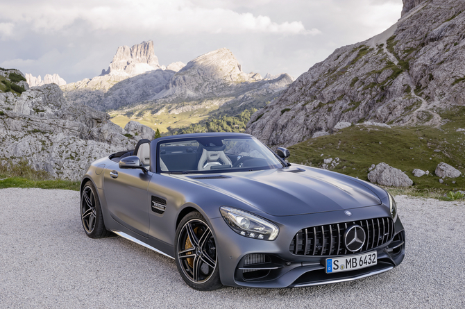 The new GT Roadster features AMG's grille inspired on the 300 SL Panamericana 