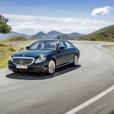 The exterior design of the new E-Class shows several similarities with the smaller C-Class and larger S-Class