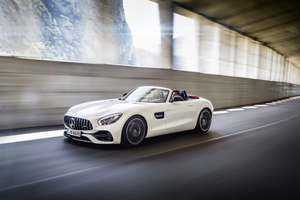 Just like its predecessor SLS Roadster the new GT Roadster has been fitted with an automatic fabric roof