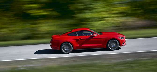 De perfil o carro continua a ser claramente um Mustang, mas agora com um design mais moderno