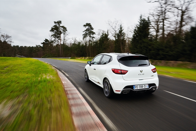 O Clio R.S 220 Trophy vai chegar aos concessionários no Verão