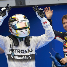 Lewis Hamilton celebra depois de alcançar a primeira vitória da temporada