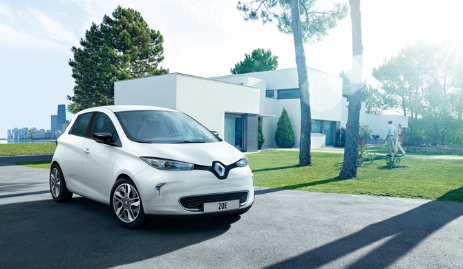 A Renault tem uma versão do Zoe que consegue circular de forma autónoma a velocidades baixas