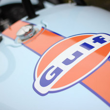 Foram colocados logotipos da Gulf na traseira e nas partes laterais do veículo