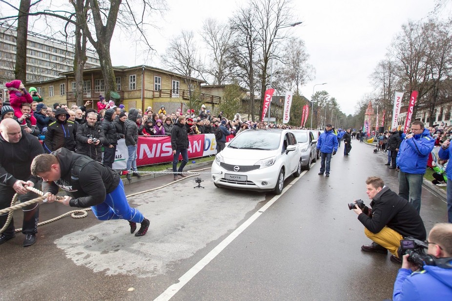 Savickas has a new record for the Most Cars Pulled by One Man