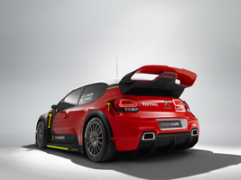 A bigger fixed rear wing has been placed to match the additional front downforce and maximize the aerodynamic effect