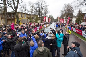 It took him just over 32.9 seconds to pull the cars five meters