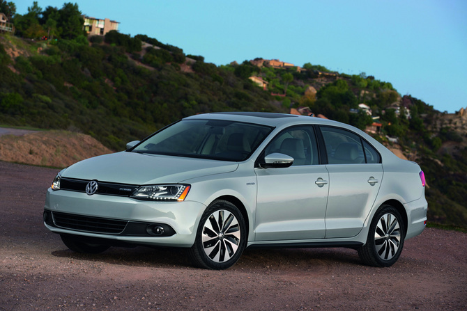 Der Jetta Hybrid ist ab April im Handel.