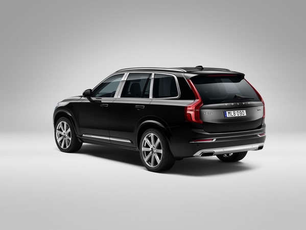 O XC90 Excellence pode ser reconhecido através de pequenos detalhes de estilo, incluindo elementos cromados nos pilares B e C