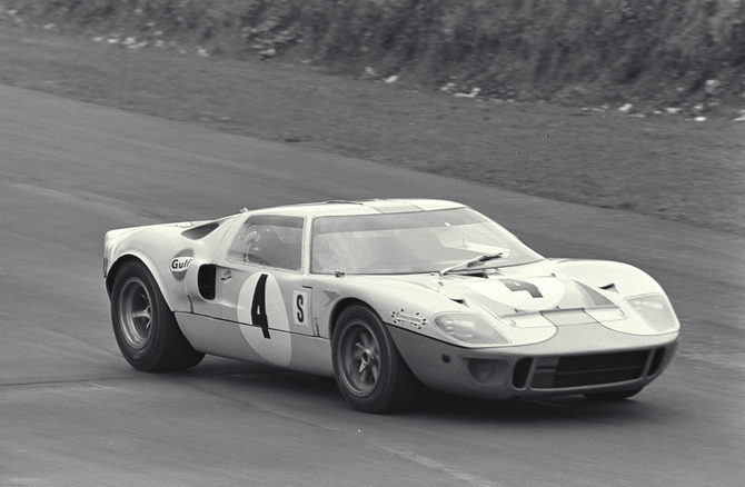 Jacky Ickx ao volante do GT40 Gulf/Mirage