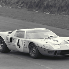 Jacky Ickx ao volante do GT40 Gulf/Mirage