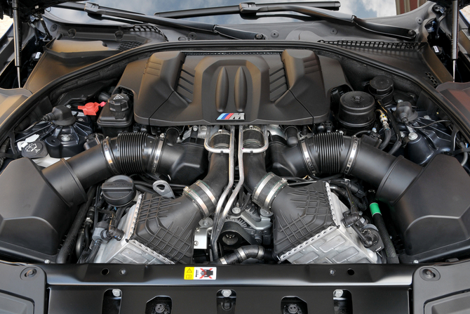 2012 BMW M5 Brings Ton of Tech to Super Saloon