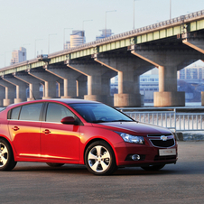 Full-production Cruze 5-door presented in Geneva