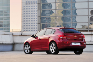 Full-production Cruze 5-door presented in Geneva