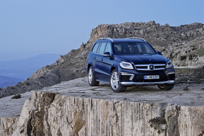 A Mercedes lança o Classe GL, o maior e mais luxuoso SUV da marca