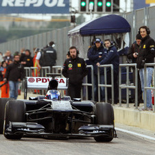 Williams reveals interim FW33 in Valencia