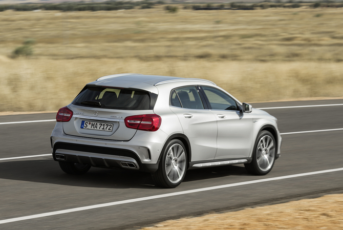 Carro recebe um kit de carroçaria AMG exclusivo