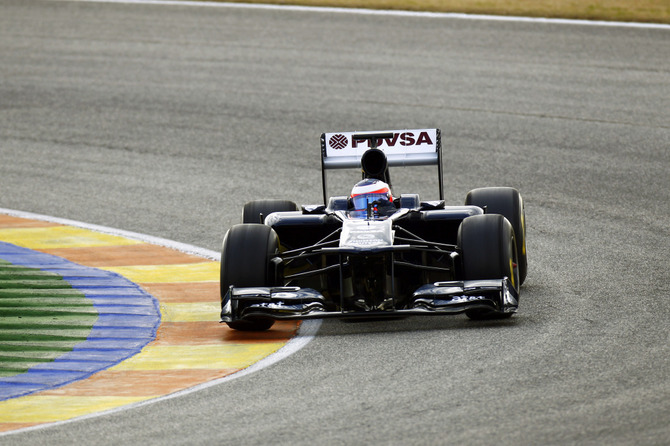 Williams reveals interim FW33 in Valencia