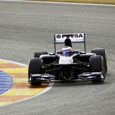 Williams reveals interim FW33 in Valencia