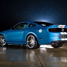 É baseado no Shelby GT500 de 662cv mas recebeu um motor supercharged 4.0-litros da Ford Racing de 850cv