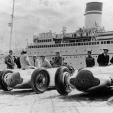 Os pilotos eram Hermann Lang, Caracciola, Christian Kautz, Manfred von Brauchitsch, Richard Seaman e Goffredo Zehender