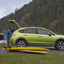 O carro está disponível com uma cor verde exclusiva