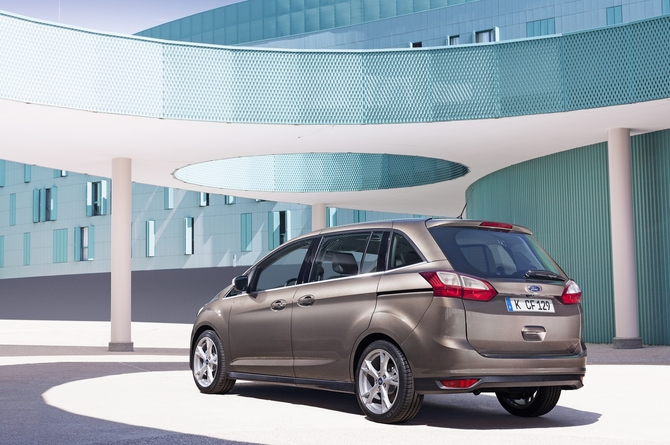 The design changes made ​​in the new C-Max were created to give to the model a more modern look.