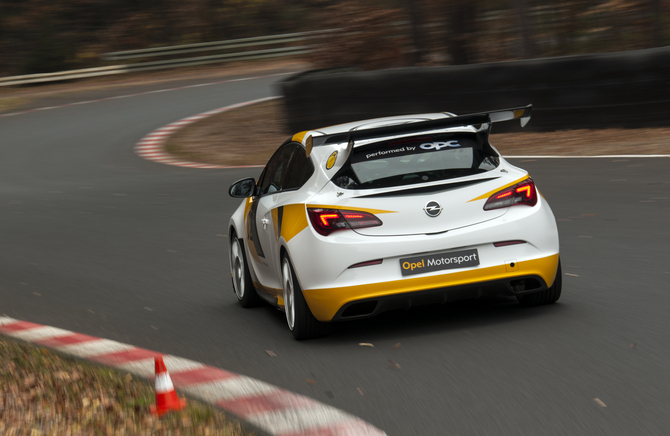 Als technische Basis für das Engagement auf der Rundstrecke fungiert der neue Astra OPC...