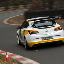 Als technische Basis für das Engagement auf der Rundstrecke fungiert der neue Astra OPC...