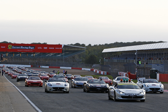 964 Ferraris schaffen Guinness Weltrekord in Silverstone