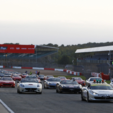 964 Ferraris schaffen Guinness Weltrekord in Silverstone