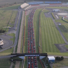 964 Ferraris schaffen Guinness Weltrekord in Silverstone