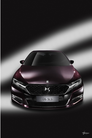 La DS 5LS inaugure la nouvelle identité de face avant DS directement inspirée des concept cars Numéro 9 et Wild Rubis.