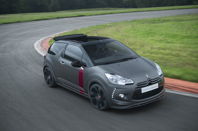 O DS3 Racing Cabrio é idêntico à versão hatchback à excepção da capota de tecido