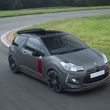 O DS3 Racing Cabrio é idêntico à versão hatchback à excepção da capota de tecido