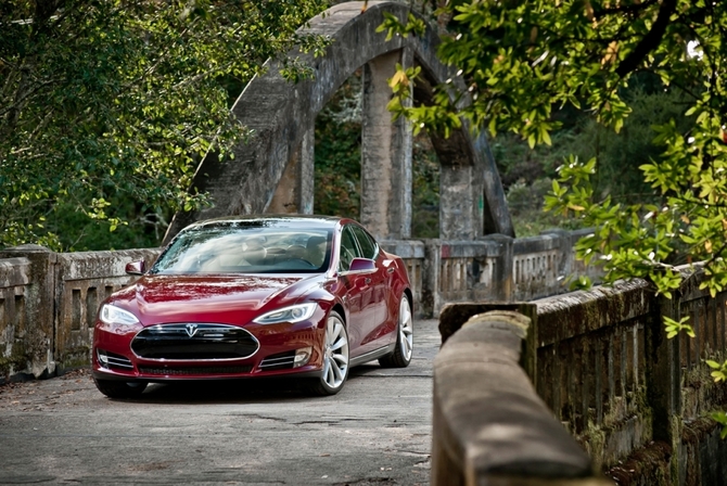 Tesla Model S Open for Orders and Customization