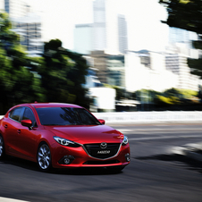 O design dianteiro recebe a mesma inspiração do Mazda6 e CX-5