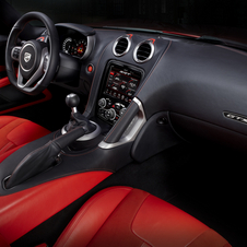 O interior do novo Viper é dominado pelo tons preto e vermelho