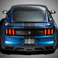 Compared to the GT350, Ford managed to reduce 59kg of weight in the GT350R