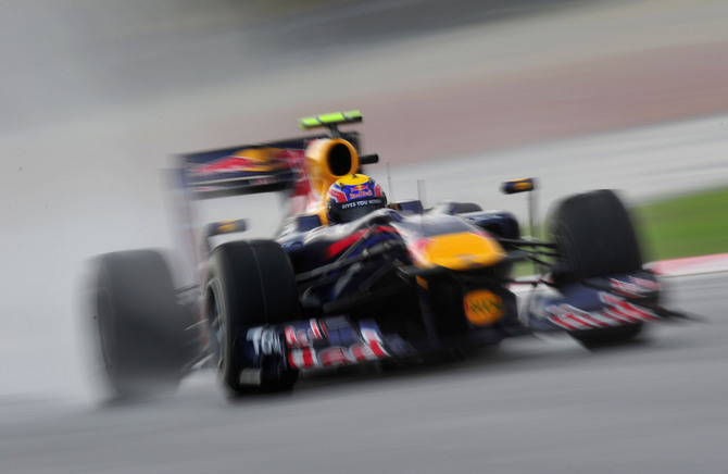 Webber takes pole in rainy qualifying