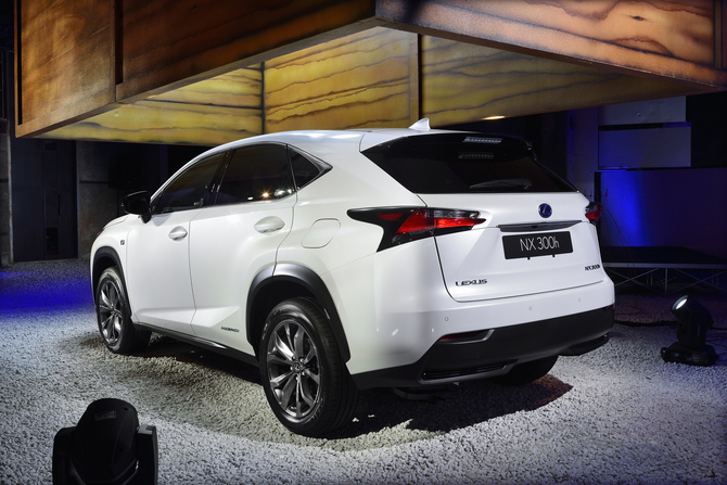 Lexus NX 300h F Sport AWD