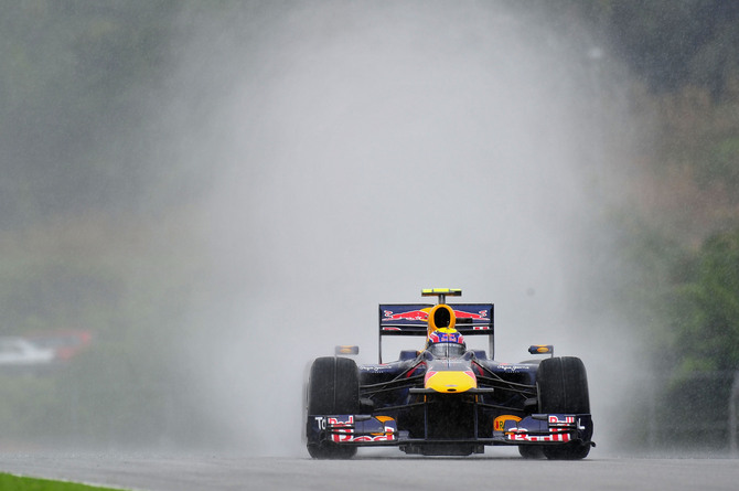 Webber takes pole in rainy qualifying